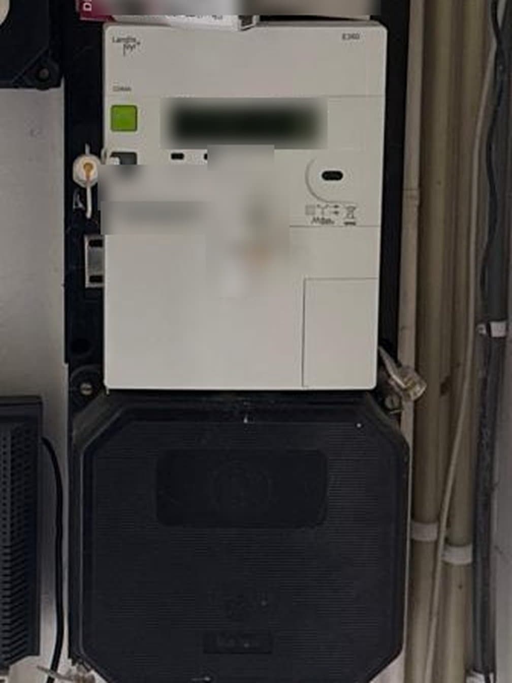 Voorbeeldfoto: de kWh-meter, hoofdzekering en aansluitkabel
